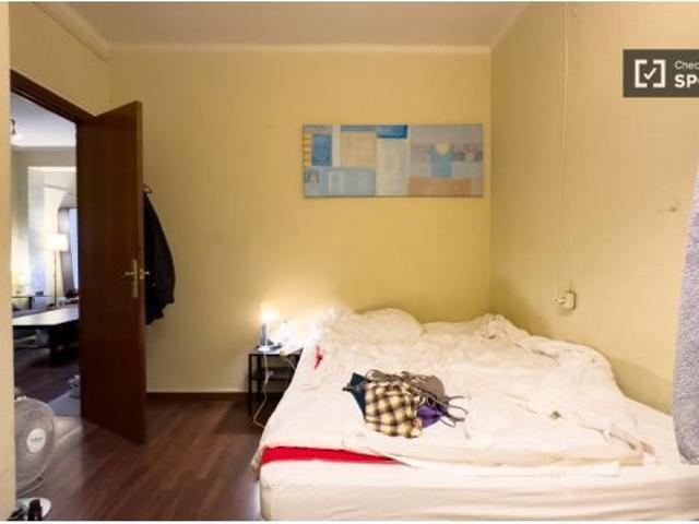 Se alquila habitación en piso de 2 dormitorios en Eixample