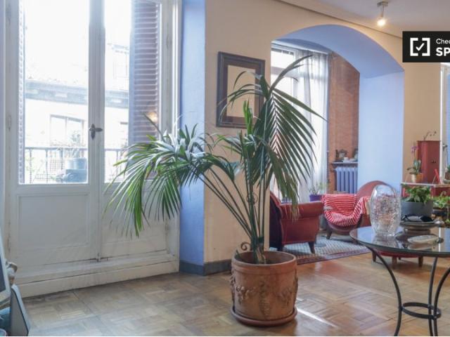 Se alquila habitación en piso de 2 dormitorios en Sol, Madrid
