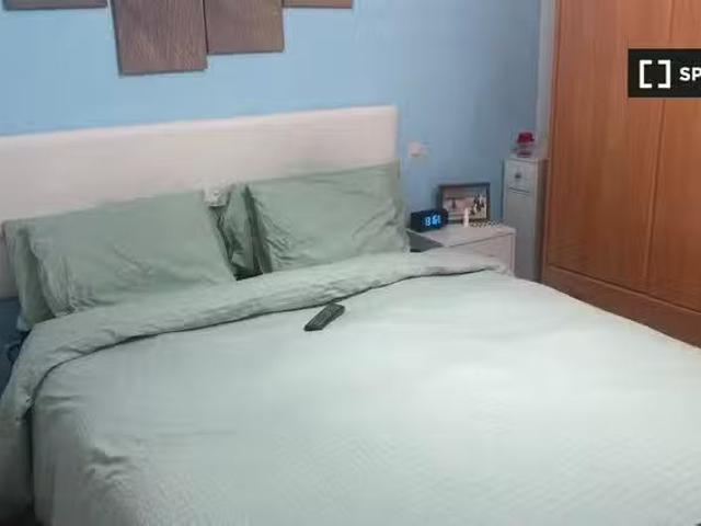 Se alquila habitación en piso de 2 habitaciones en Torrejón De.