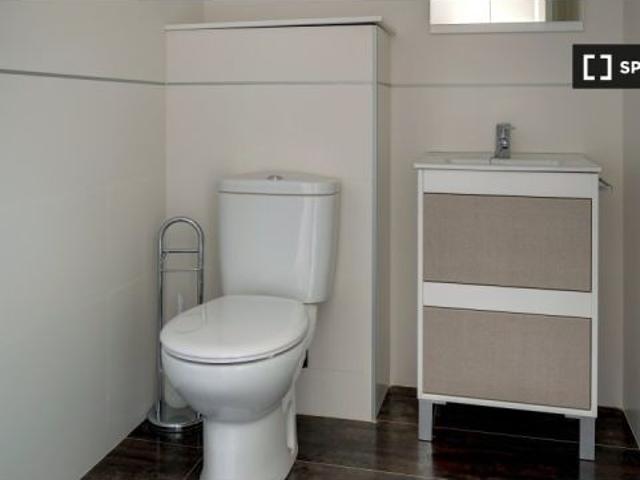 Se alquila habitación en piso de 2 habitaciones en Zaragoza
