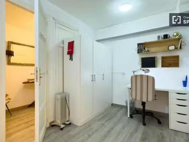 Se alquila habitación en piso de 2 habitaciones en Sarrià, Bar.