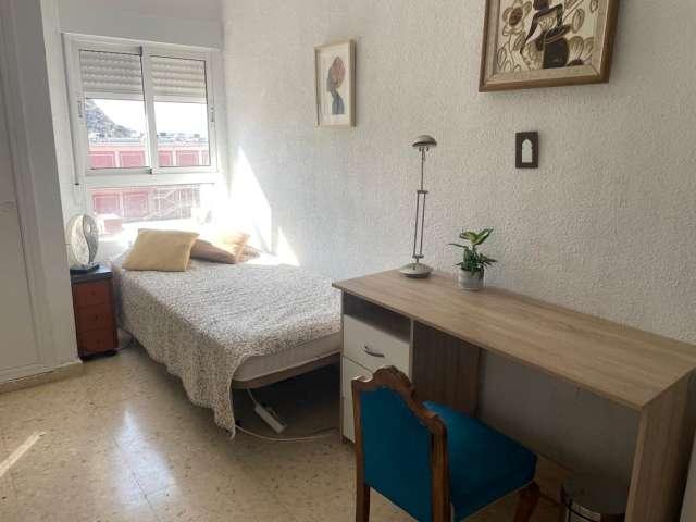 Se alquila habitación en piso de 3 dormitorios en alquiler en Alicante