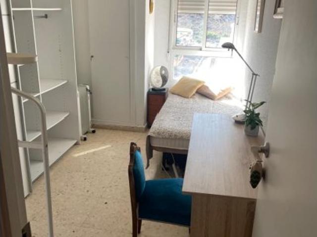 Se alquila habitación en piso de 3 dormitorios en alquiler en Alicante