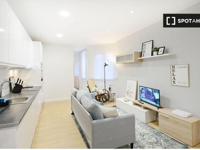 Se alquila habitación en piso de 3 dormitorios en Bilbao