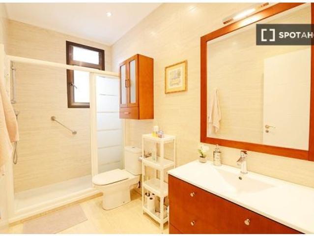 Se alquila habitación en piso de 3 dormitorios en Bilbao
