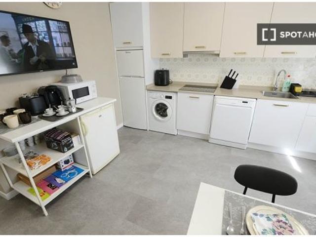 Se alquila habitación en piso de 3 dormitorios en Bilbao