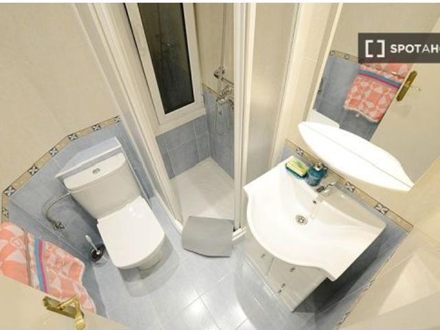 Se alquila habitación en piso de 3 dormitorios en Bilbao