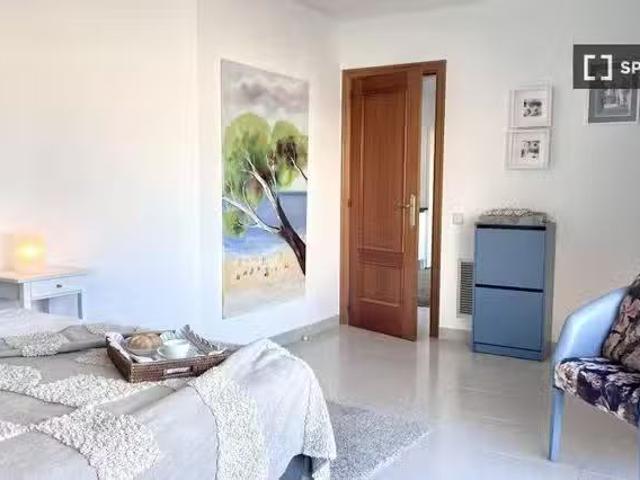 Se alquila habitación en piso de 3 dormitorios en Bons Aires.