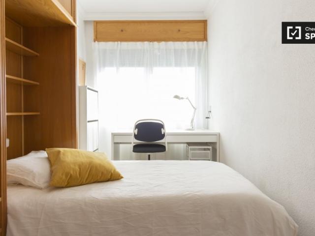 Se alquila habitación en piso de 3 dormitorios en Puerta del Ángel