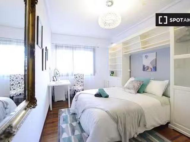 Se alquila habitación en piso de 3 dormitorios en Santutxu, Bi.