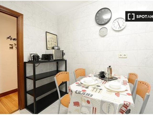Se alquila habitación en piso de 3 dormitorios en Santutxu, Bilbao