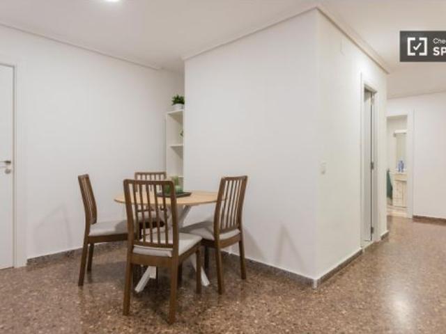 Se alquila habitación en piso de 3 dormitorios en valencia