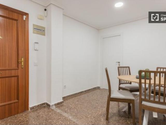 Se alquila habitación en piso de 3 dormitorios en valencia