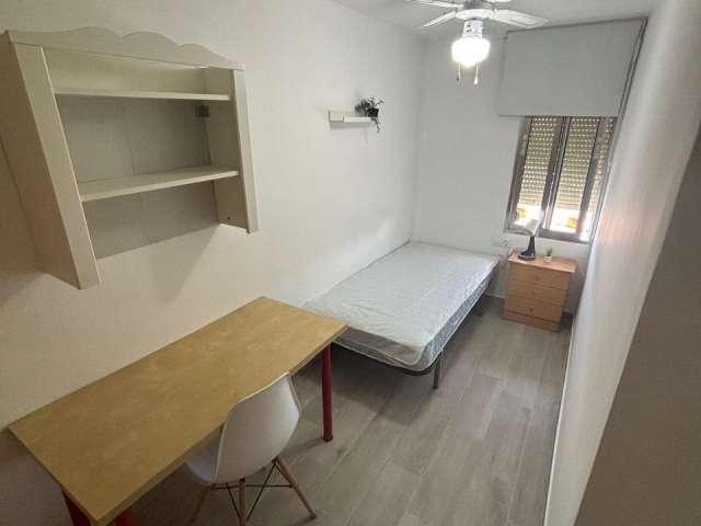 Se alquila habitación en piso de 3 dormitorios