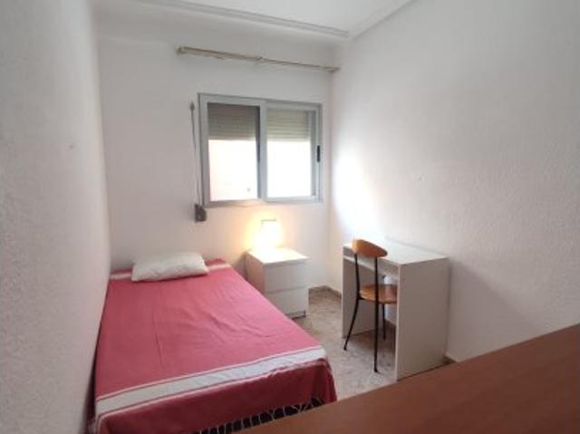 Se alquila habitación en piso de 3 dormitorios