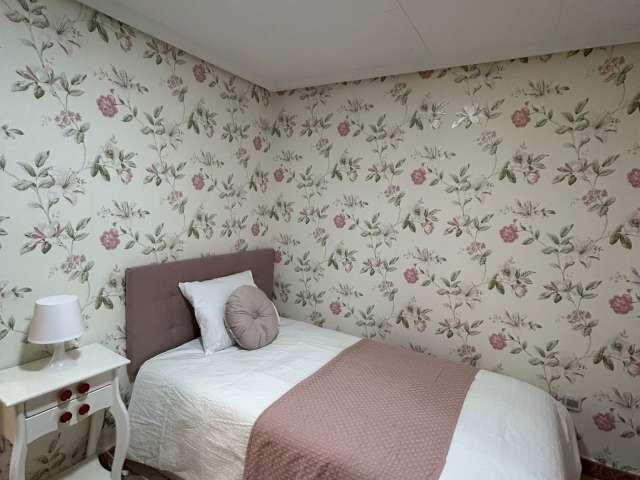 Se alquila habitación en piso de 3 dormitorios