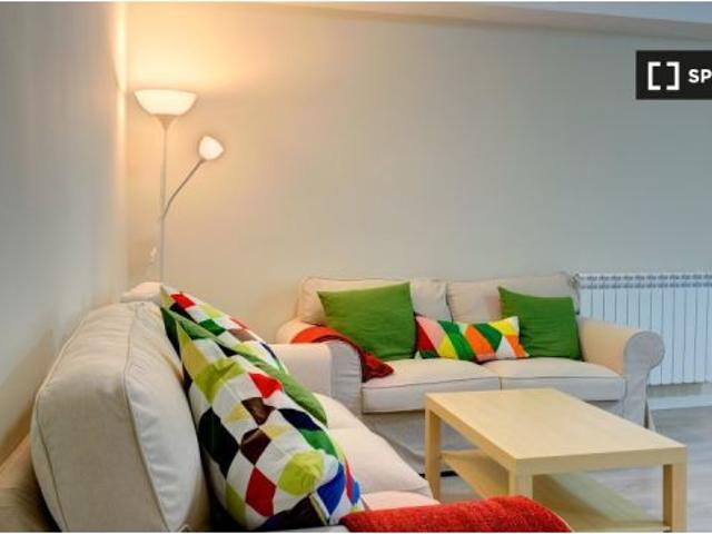 Se alquila habitación en piso de 3 habitaciones, centro de Zaragoza con baño privado