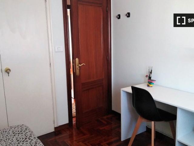 Se alquila habitación en piso de 3 habitaciones en Vigo