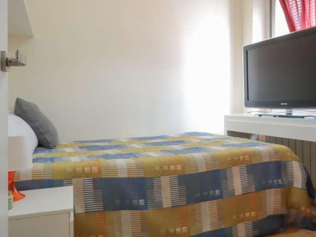 Se alquila habitación en piso de 3 habitaciones en Abrantes, Madrid