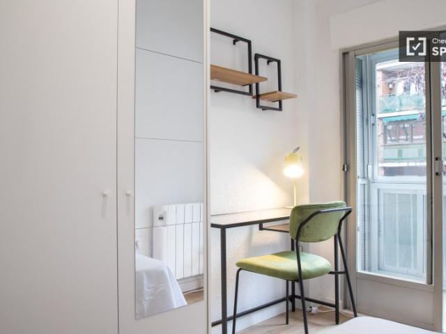 Se alquila habitación en piso de 3 habitaciones en Amposta, Madrid