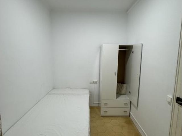 Se alquila habitación en piso de 3 habitaciones en Barcelona