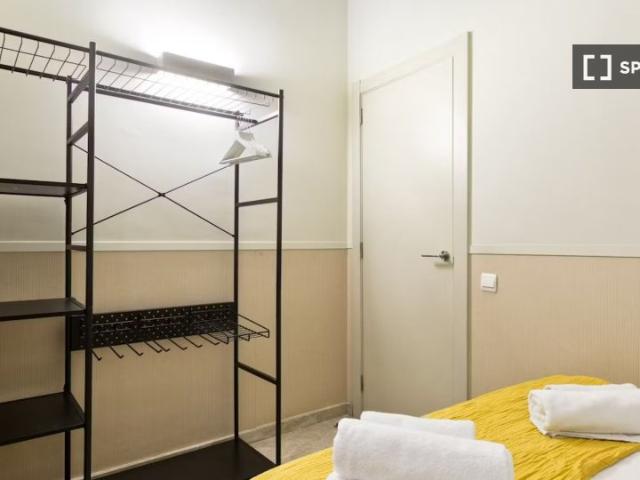 Se alquila habitación en piso de 3 habitaciones en Barcelona