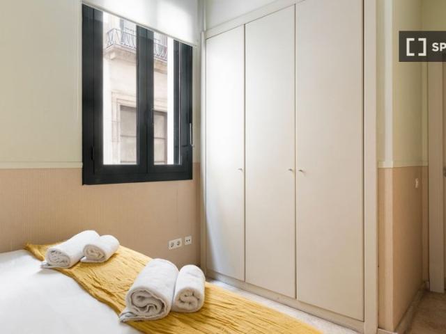 Se alquila habitación en piso de 3 habitaciones en Barcelona