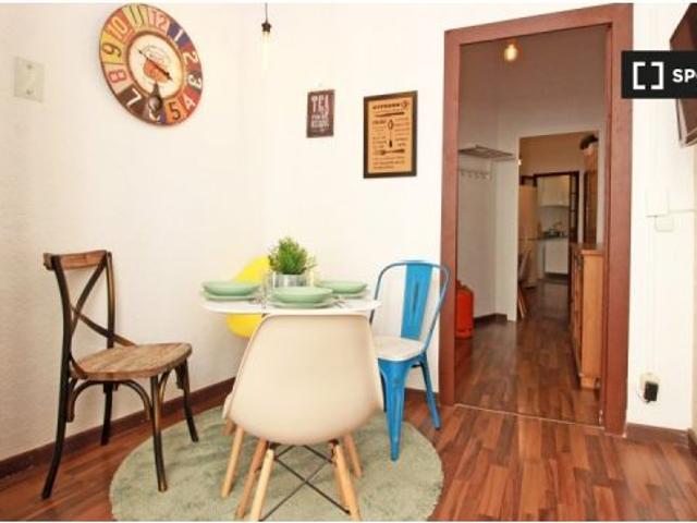 Se alquila habitación en piso de 3 habitaciones en Barcelona