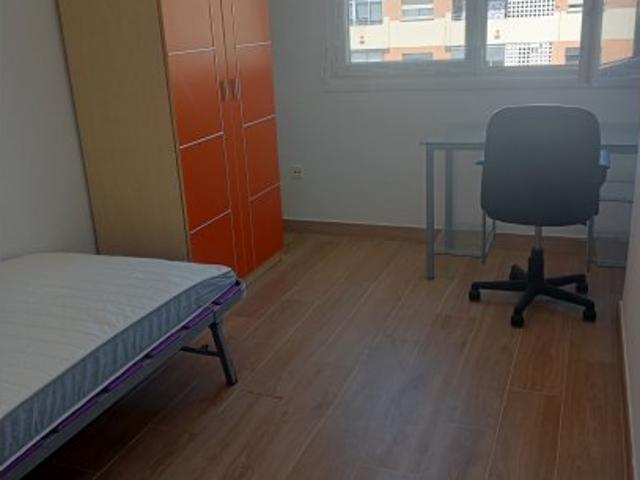 Se alquila habitación en piso de 3 habitaciones en Cádiz