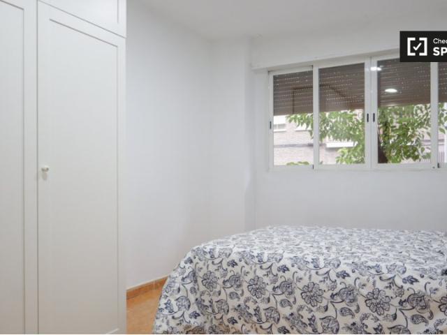 Se alquila habitación en piso de 3 habitaciones en Comillas, Madrid