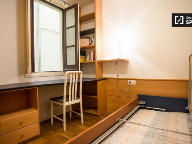 Se alquila habitación en piso de 3 habitaciones en el Eixample, Barcelona