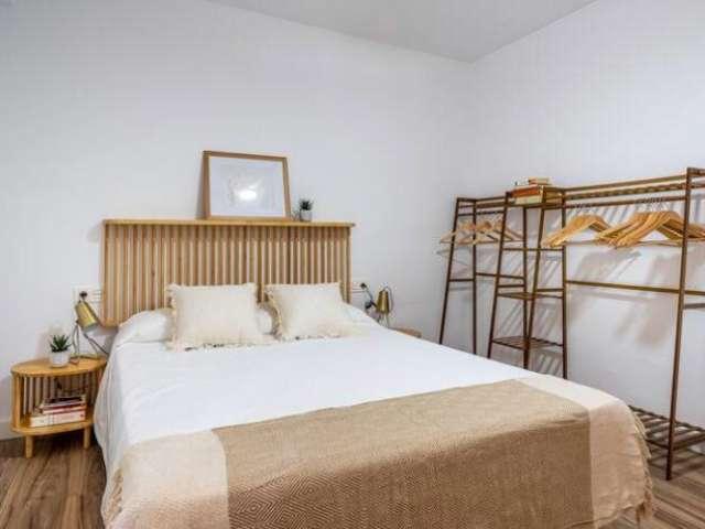Se alquila habitación en piso de 3 habitaciones en Granada