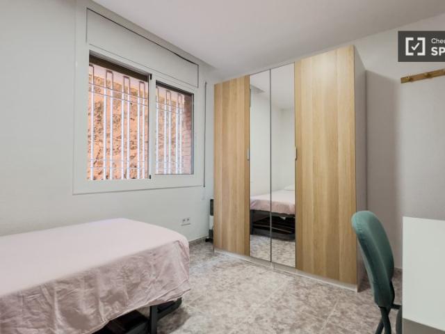Se alquila habitación en piso de 3 habitaciones en Horta, Barcelona