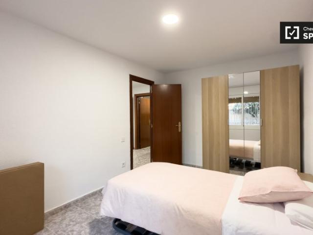 Se alquila habitación en piso de 3 habitaciones en Horta, Barcelona