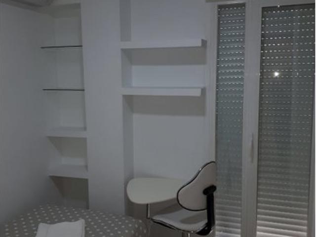 Se alquila habitación en piso de 3 habitaciones en La Cruz, Granada