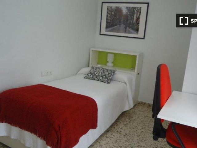 Se alquila habitación en piso de 3 habitaciones en La Cruz, Granada