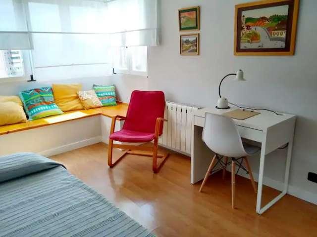 Se alquila habitación en piso de 3 habitaciones en La Paz, Madrid