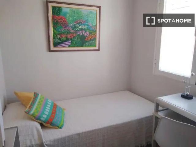 Se alquila habitación en piso de 3 habitaciones en La Paz, Madrid