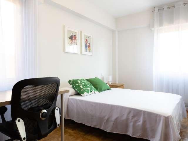 Se alquila habitación en piso de 3 habitaciones en Madrid