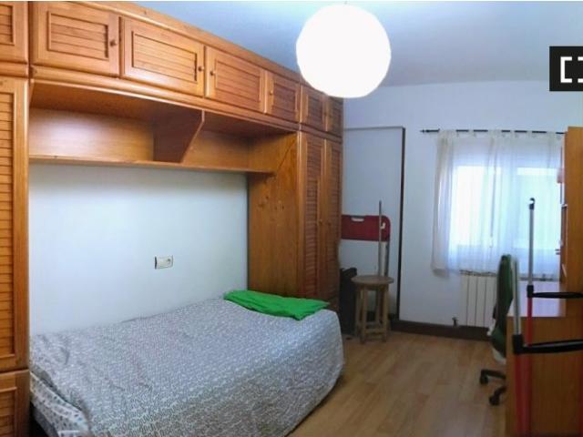 Se alquila habitación en piso de 3 habitaciones en Oviedo