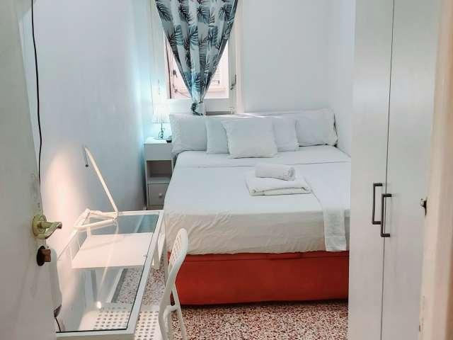 Se alquila habitación en piso de 3 habitaciones en Porta, Barcelona