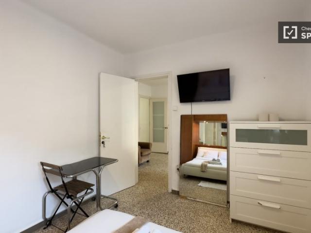 Se alquila habitación en piso de 3 habitaciones en Porta, Barcelona