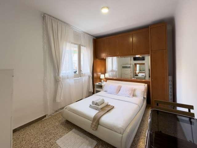 Se alquila habitación en piso de 3 habitaciones en Porta, Barcelona