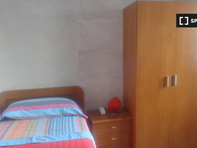 Se alquila habitación en piso de 3 habitaciones en Santander