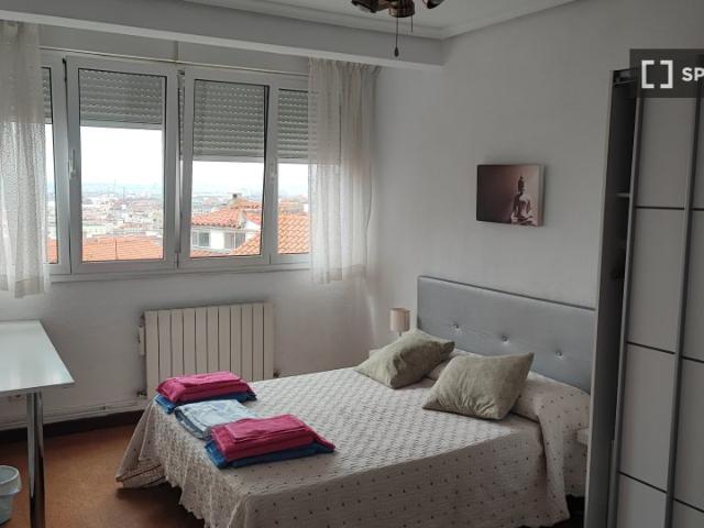 Se alquila habitación en piso de 3 habitaciones en Santander