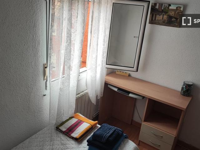 Se alquila habitación en piso de 3 habitaciones en Santander