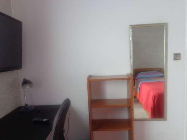 Se alquila habitación en piso de 3 habitaciones en Santander