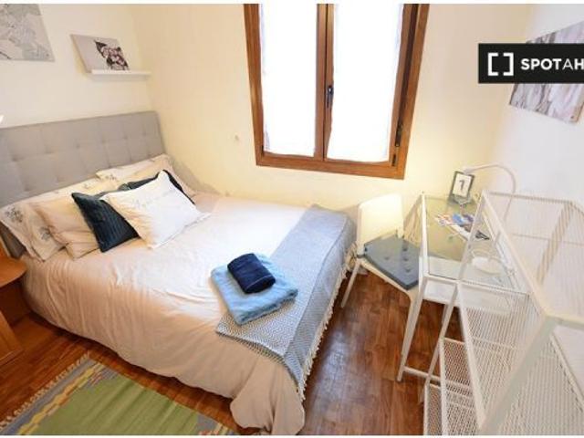 Se alquila habitación en piso de 3 habitaciones en Santutxu