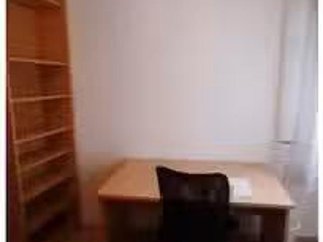 Se alquila habitación en piso de 3 habitaciones en San Pedro.