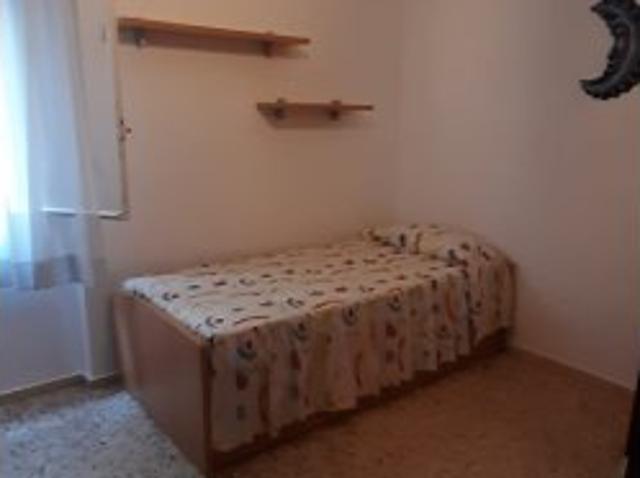 Se alquila habitación en piso de 3 habitaciones en San Pedro, Córdoba